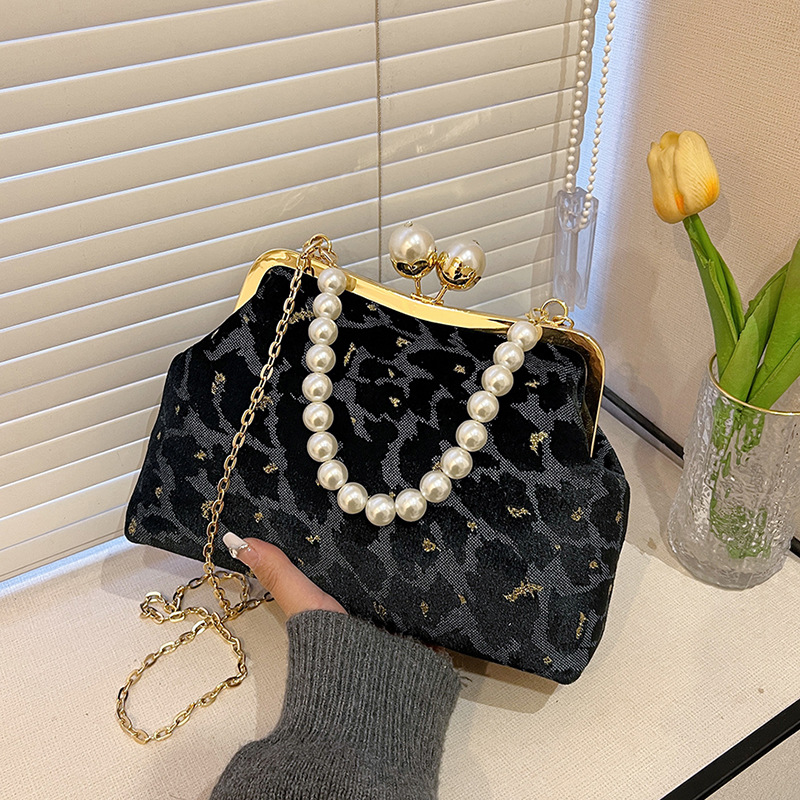 New Chinese cheongsam bag for women Hanfu beaded handbags fashionable one-shoulder crossbody bag light luxury clasp shell bag